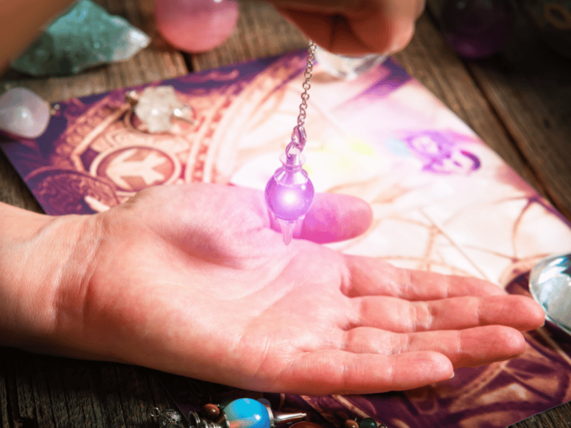 Utiliser son pendule divinatoire de radiesthésie