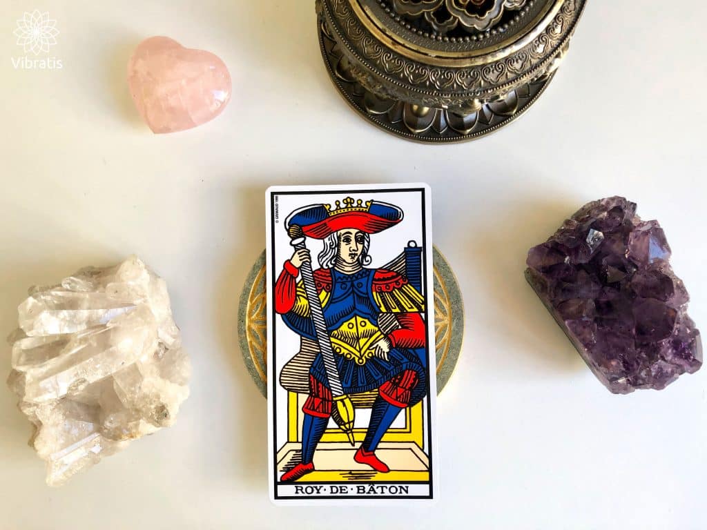 Le Roi de Bâton dans le Tarot de Marseille Signification